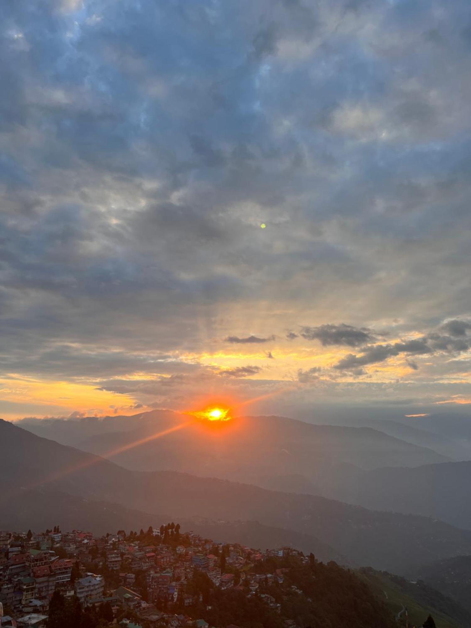 Eagle'S Nest Homestay ดาร์จีลิง ภายนอก รูปภาพ